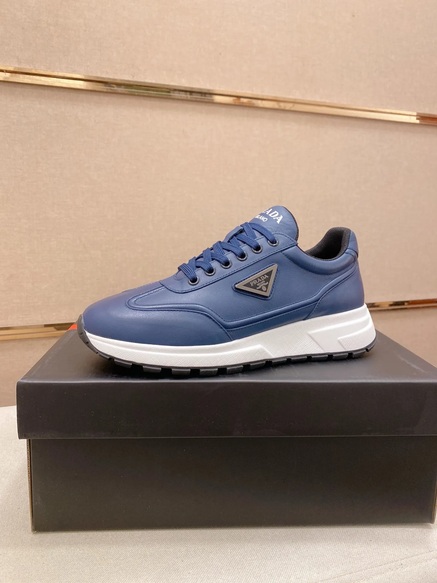 Factory price 600💰 ✔️✔️✔️High version High-quality new PRADA counters are on the market at the same time. The new men's shoes and 😘fabrics are selected from first-layer cowhide and are made by pure handicrafts. Lining: Full cowhide lining. 👍🏿 High-end ☄️ air-cushion molded anti-slip rubber outsole, exquisite lines, simple and elegant, comfortable and high-end for leisure travel. Code number: 38 to 45